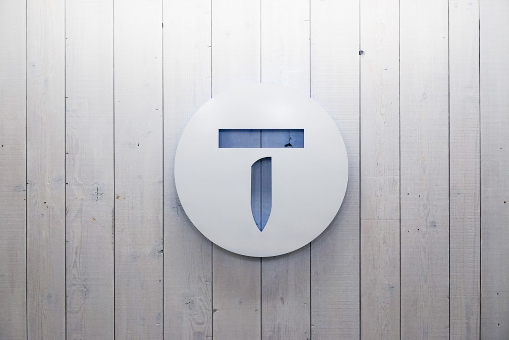 Thumbtack tack logo