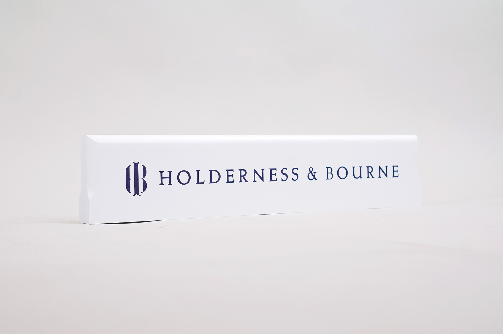White and navy blue wood retail signs for Holderness & Bourne, a premium golf apparel and accessories company. White and navy blue wood retail signs for Holderness & Bourne, a premium golf apparel and accessories company.