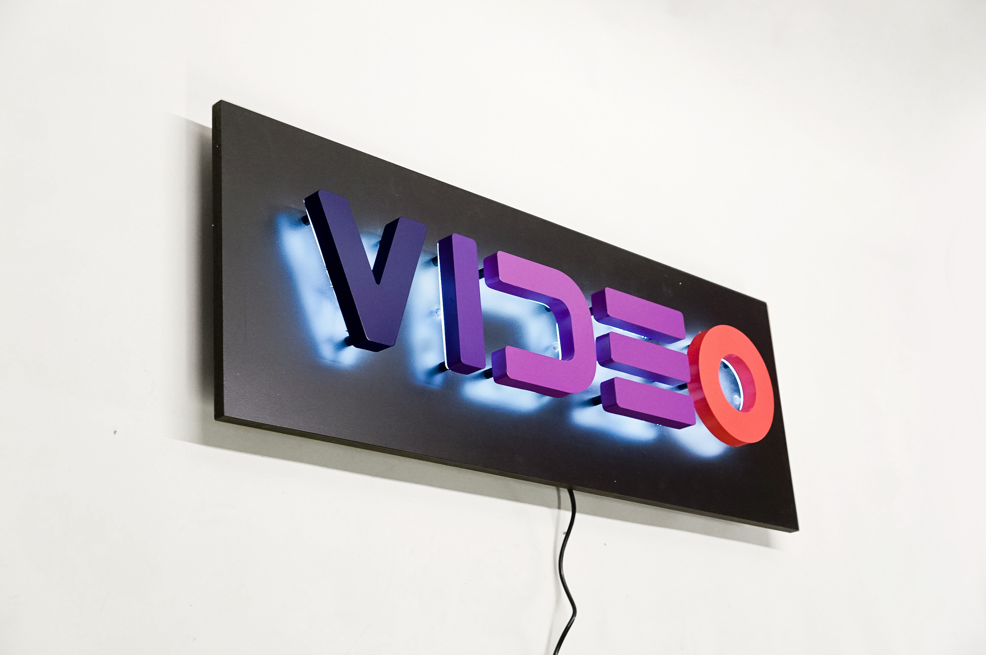 video-wall Halo-lit, retro-style, portable