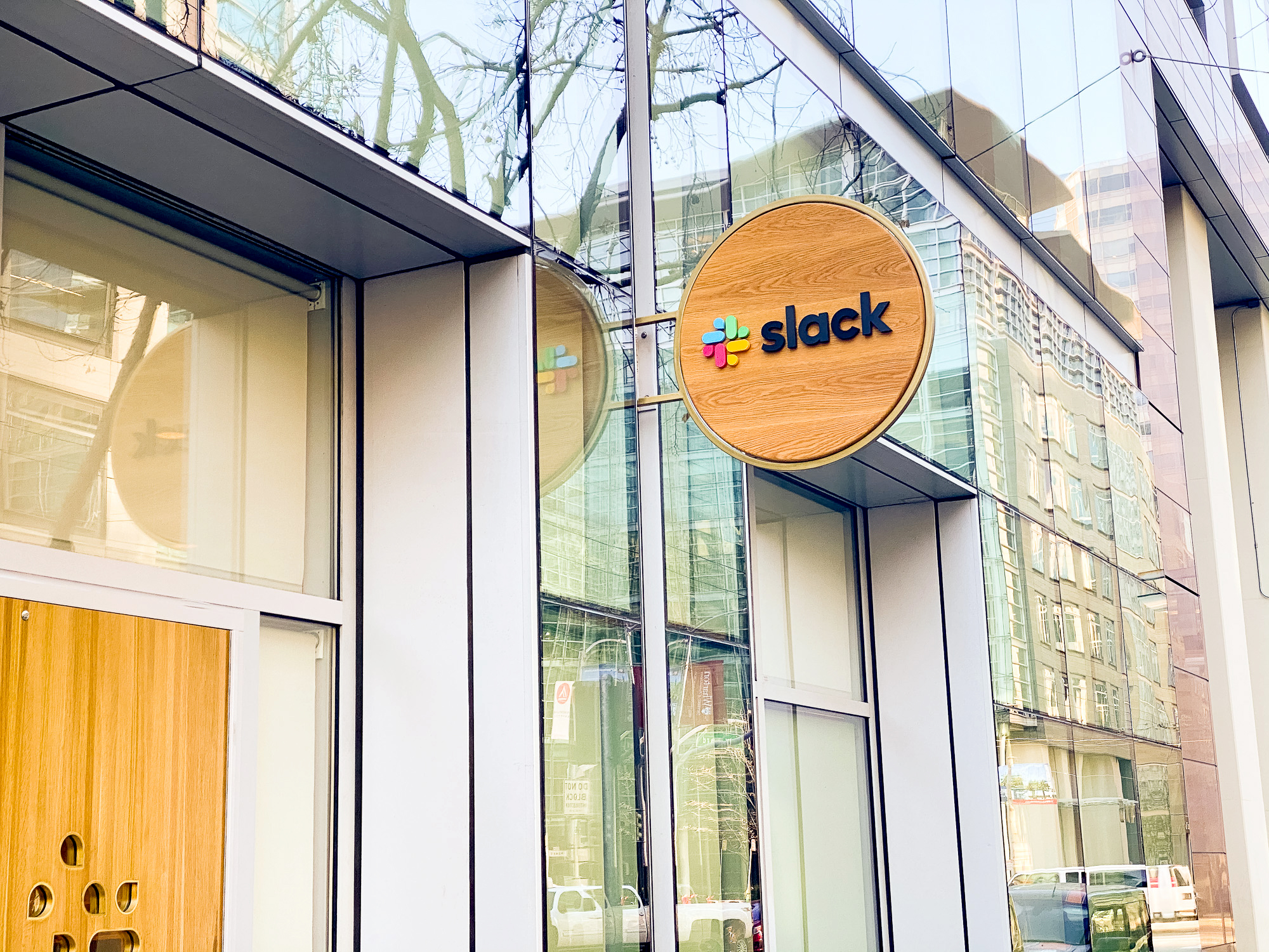 Wood blade sign with dimensional color logo and brass hardware for the San Francisco brand space at Slack, an American cloud-based set of team collaboration tools and services. Wood blade sign with dimensional color logo and brass hardware for the San Francisco brand space at Slack, an American cloud-based set of team collaboration tools and services.