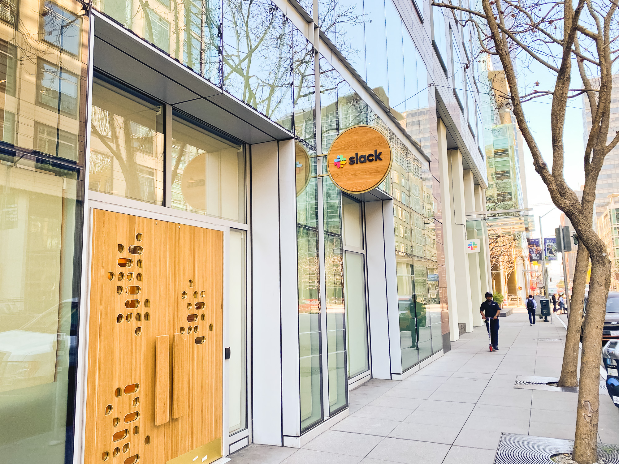 Wood blade sign with dimensional color logo and brass hardware for the San Francisco brand space at Slack, an American cloud-based set of team collaboration tools and services. Wood blade sign with dimensional color logo and brass hardware for the San Francisco brand space at Slack, an American cloud-based set of team collaboration tools and services.