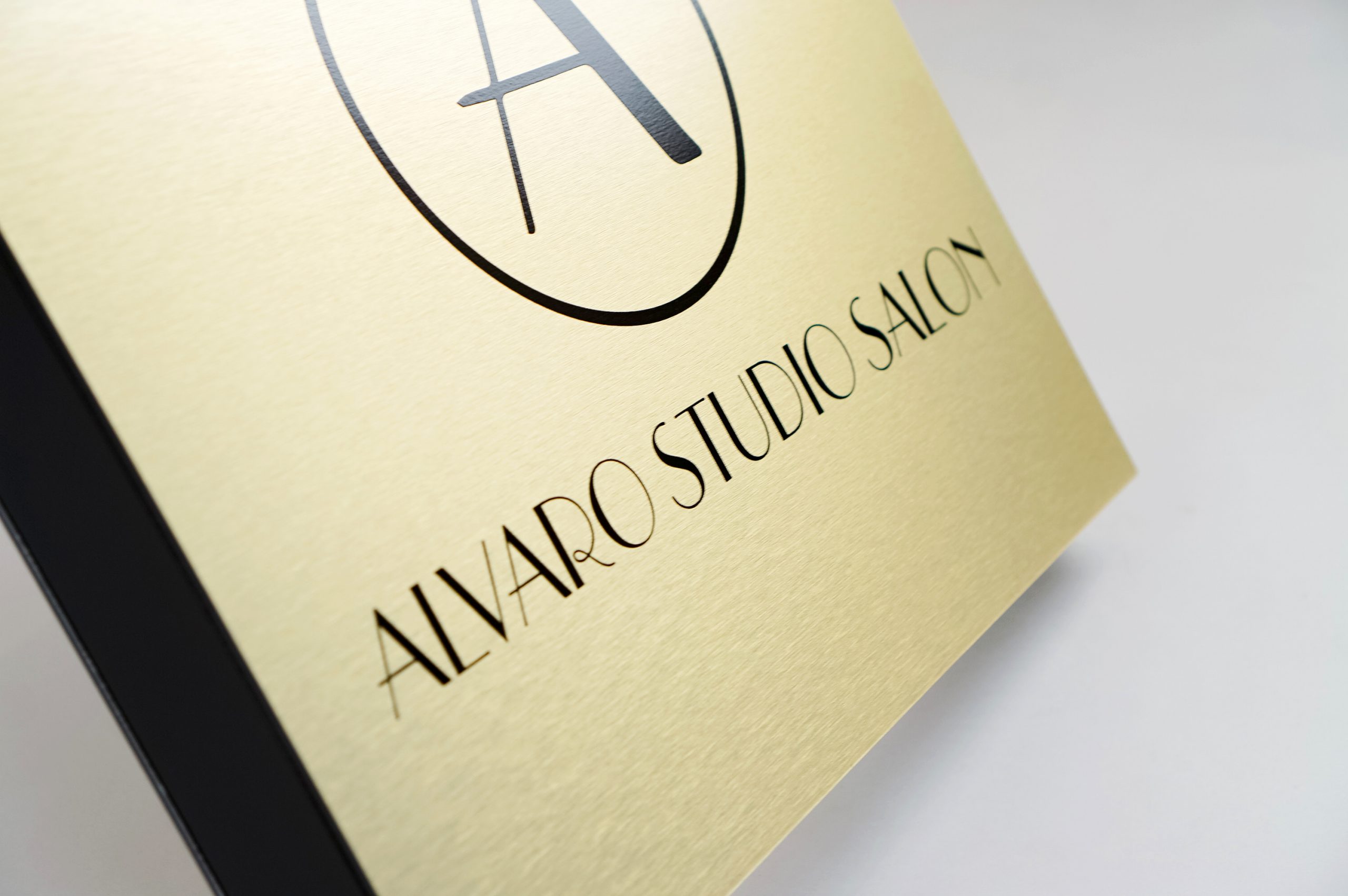 alvaro-brass-salon-blade-closeup2