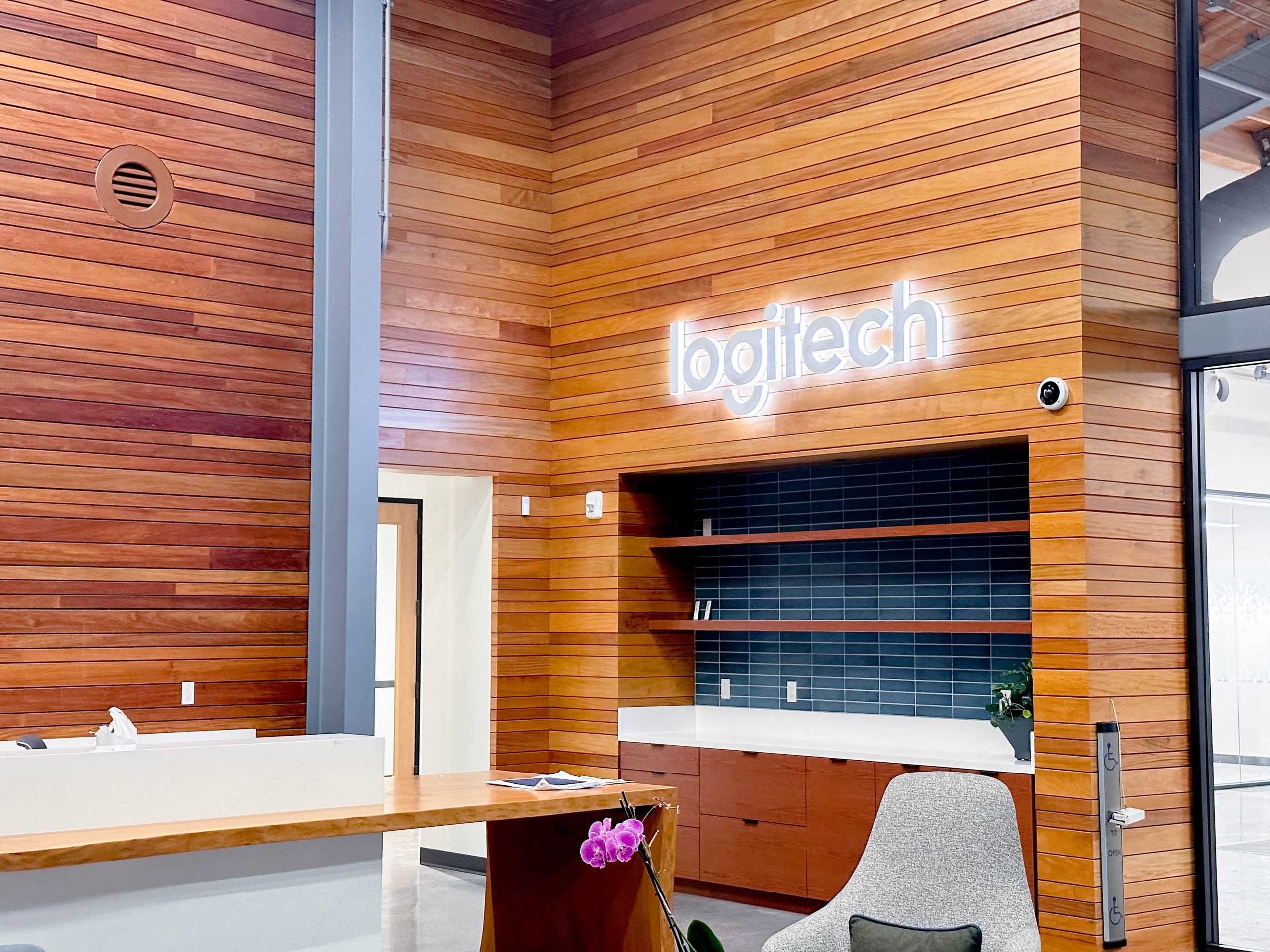logitech-illuminated-lobby-sign-5