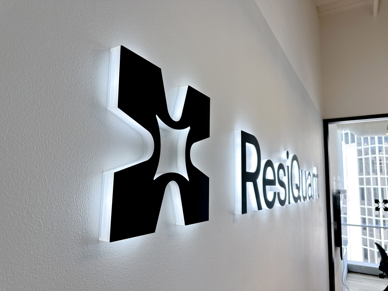 resiquant-illuminated-sign-closeup
