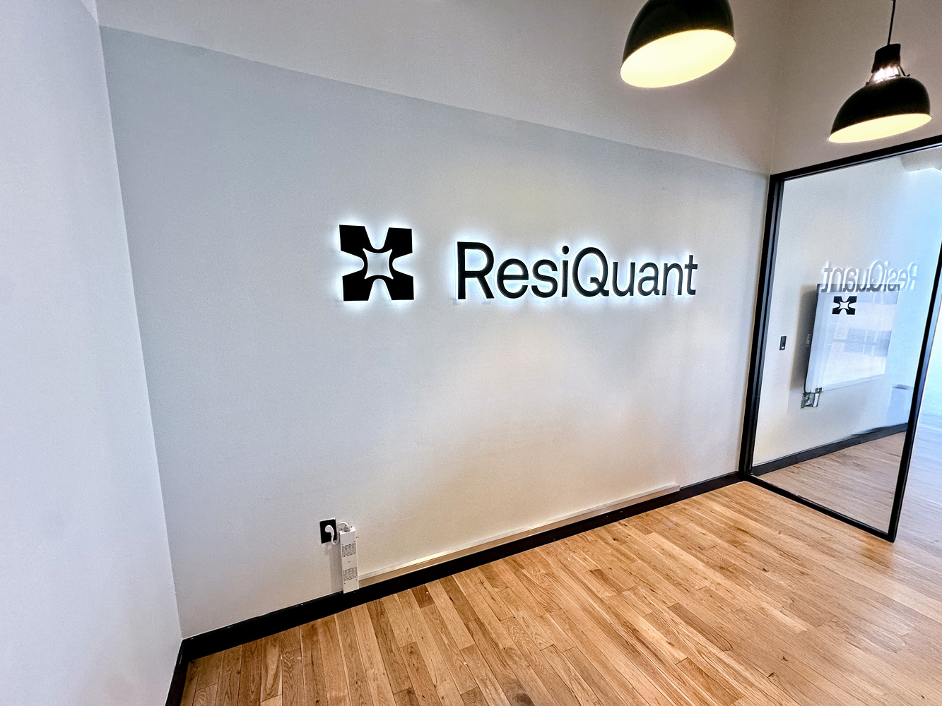 resiquant-illuminated-sign-left2
