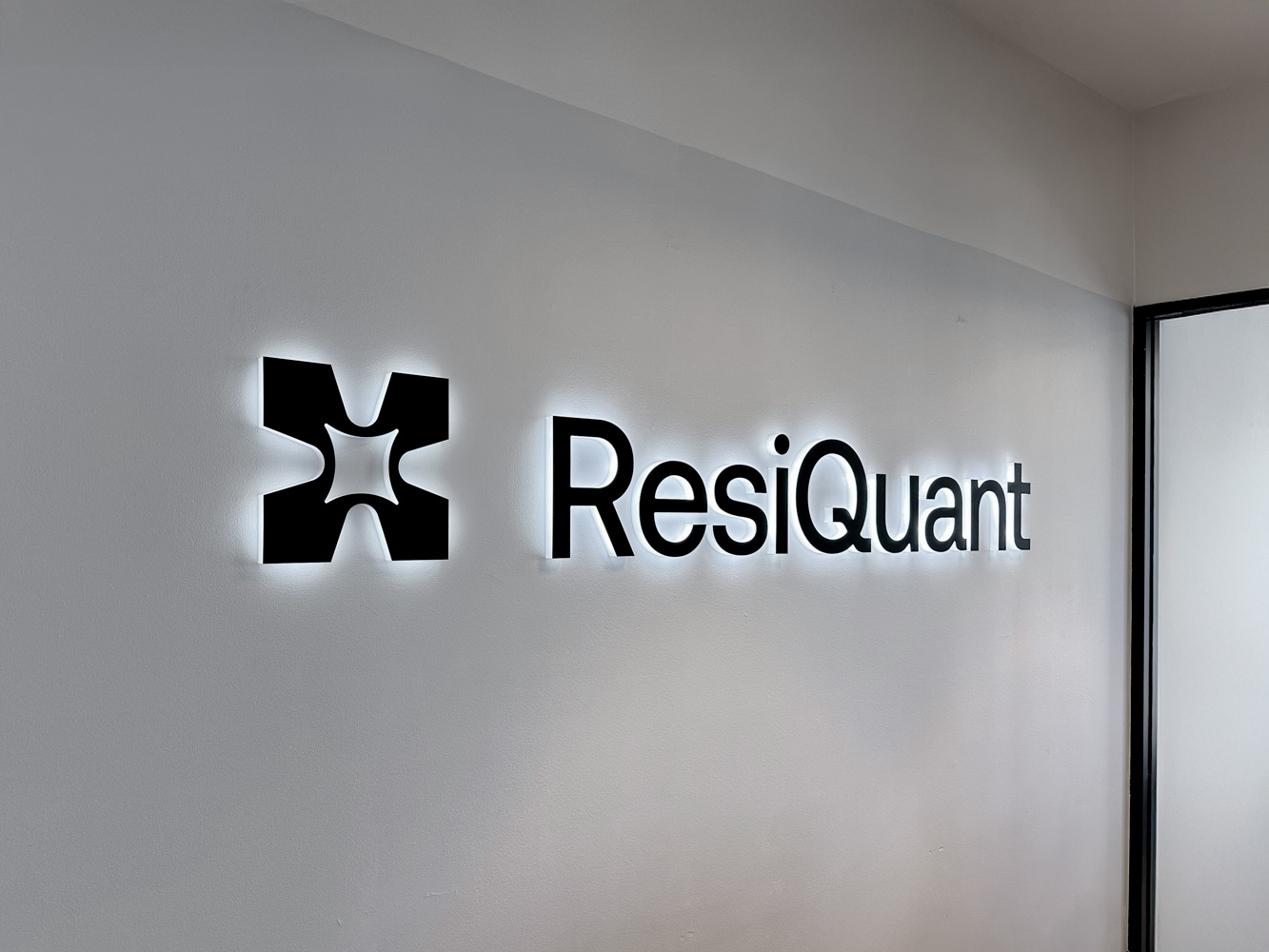 resiquant-illuminated-sign-left4