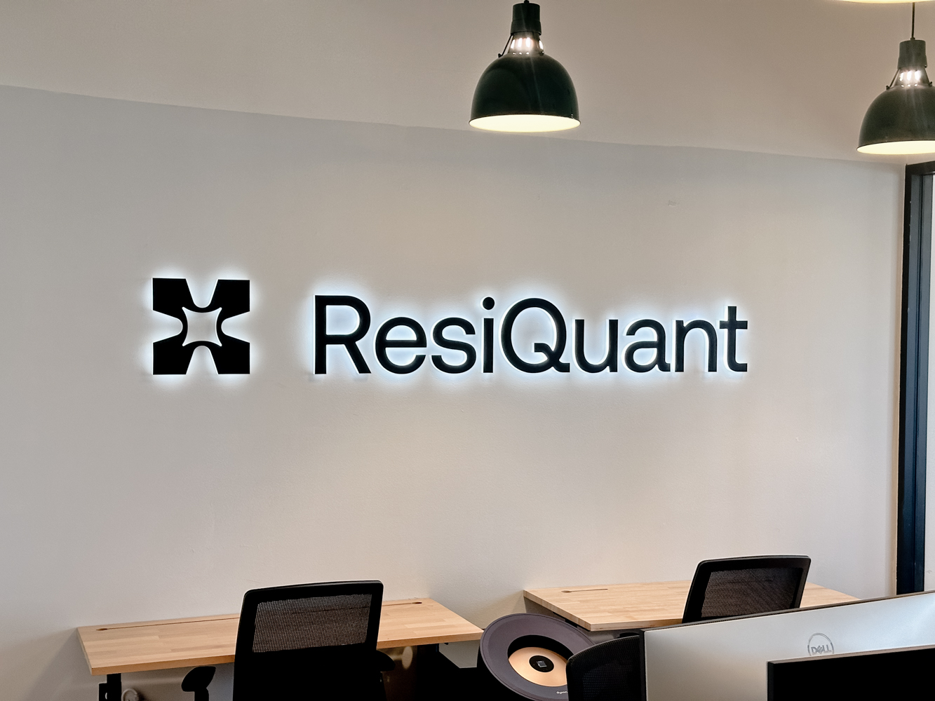 resiquant-illuminated-sign-straight-2