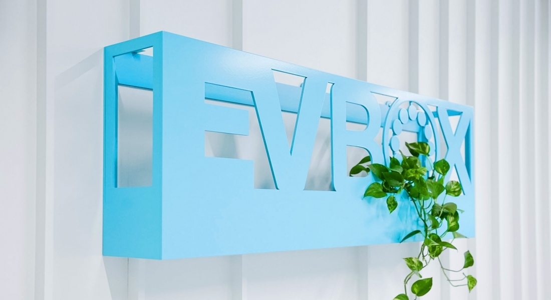 Top 10 Signs, Tenth Edition: Plywood, Beef, and Overgrown Ivy