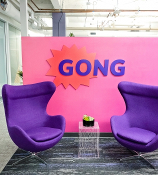 Gong, Lobby Sign