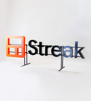 Streak, Entrance Sign